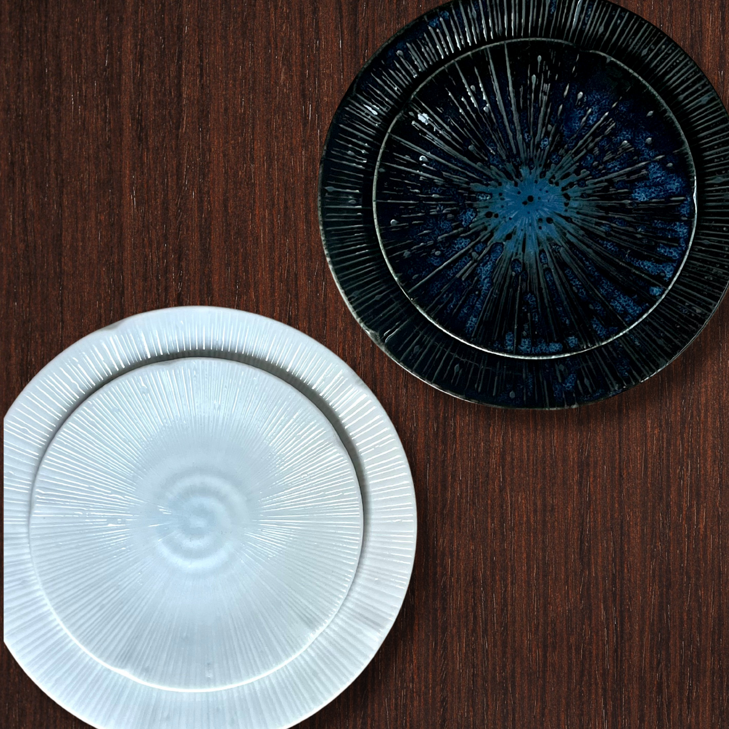 Assiette noire et bleue en porcelaine "CHI"